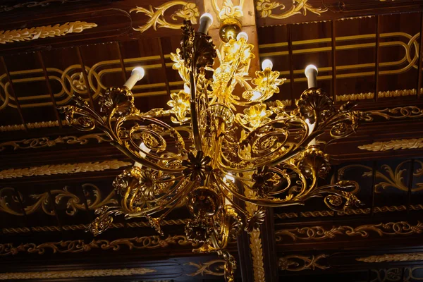 Nesvizh, Belarus - August, 03, 2016: The chandelier in the portrait hall of the Nesvizh castle — Stock Photo, Image