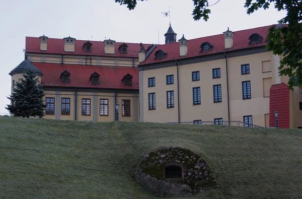 Nesvizh, Bielorrússia - 03 de agosto de 2016: A parede exterior e o fosso Castelo de Nesvizh — Fotografia de Stock