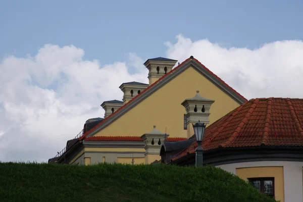 Ňasviž, Bělorusko - 03 srpna 2016: Střechy a komíny zámku Ňasviž — Stock fotografie