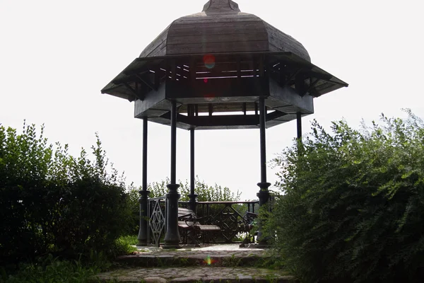 Gazebo em um parque perto da água — Fotografia de Stock