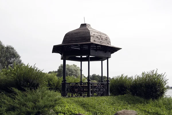 Gazebo no Parque com o pôr-do-sol — Fotografia de Stock