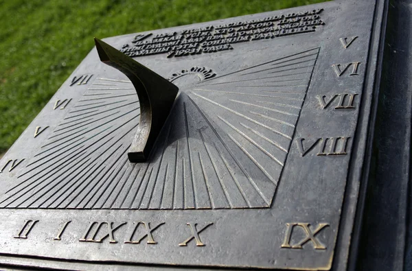 Nesvizh, Belarus - August, 04, 2016: Sundial in the Nesvizh Park — Stock Photo, Image