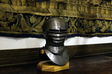 Mir, Belarus - Ağustos, 04, 2016: Ortaçağ şövalyesi kask güneşlik