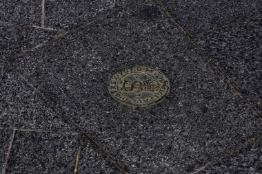 Minsk, Beyaz Rusya - 05 Ağustos 2016: Antik sikke toprağa gömülü.