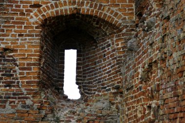 Eski bir kale duvarına penceresinde