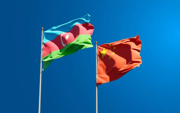 Vackra Nationella Statliga Flaggor Kina Och Azerbajdzjan Tillsammans Himlen Bakgrund — Stockfoto