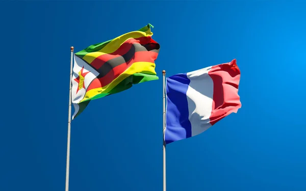 아름다운 프랑스와 짐바브웨의 깃발들이 하늘을 배경으로 — 스톡 사진