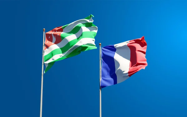 아름다운 프랑스 깃발과 압하지야 국기가 하늘을 배경으로 있습니다 — 스톡 사진