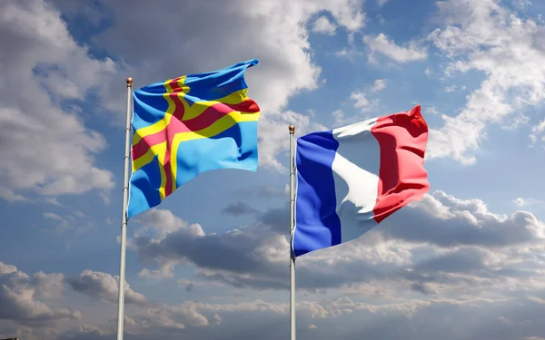 아름다운 프랑스 깃발과 알랜드의 국기가 하늘을 배경으로 있습니다 — 스톡 사진
