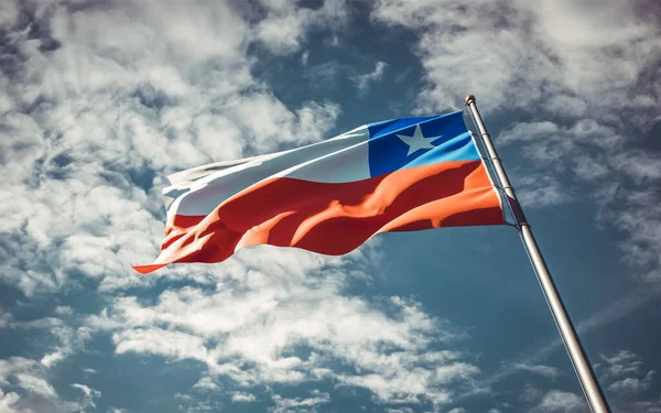 Piękna Narodowa Flaga Chile Trzepocząca Tle Nieba Niski Kąt Zbliżenie — Zdjęcie stockowe