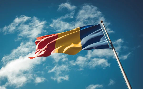 아름다운 루마니아 국가의 국기가 하늘을 배경으로 흔들리고 Low Angle Close — 스톡 사진