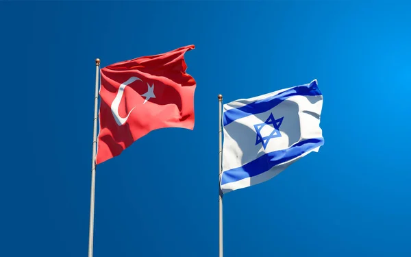 Gökyüzü arka planında Türkiye ve İsrail 'in güzel ulusal bayrakları birlikte. 3B sanat eseri konsepti.