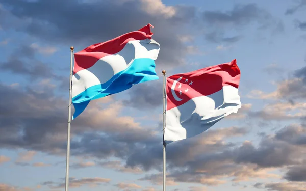 아름다운 룩셈부르크 싱가포르 깃발들이 하늘을 배경으로 — 스톡 사진