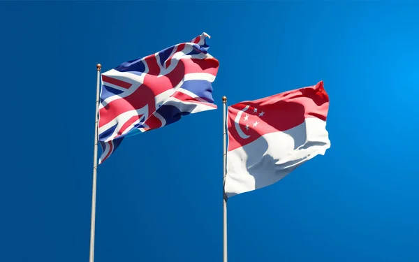 Piękne Flagi Państwowe Wielkiej Brytanii Singapuru Razem Tle Nieba Koncepcja — Zdjęcie stockowe