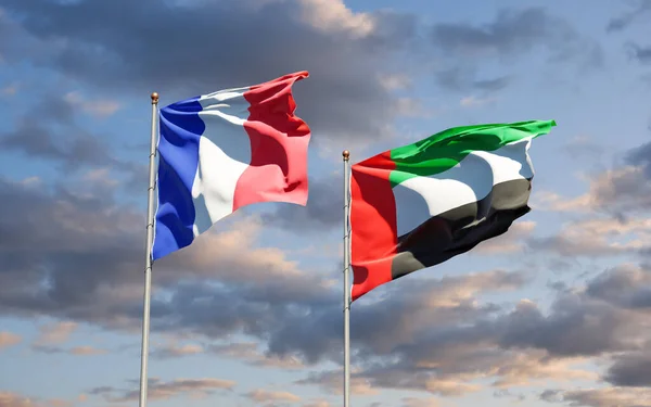 프랑스와 아랍에미리트 Uae 의아름다운 국기가 하늘을 배경으로 — 스톡 사진