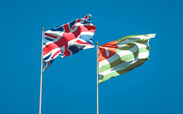 Belas Bandeiras Estatais Nacionais Reino Unido Abcásia Juntas Fundo Céu — Fotografia de Stock