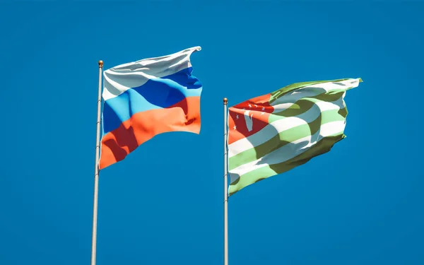 Hermosas Banderas Estatales Nacionales Rusia Abjasia Juntas Fondo Del Cielo —  Fotos de Stock