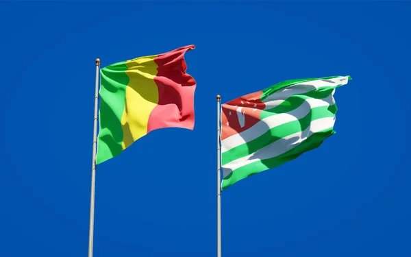 Vackra Nationella Flaggor Mali Och Abchazien Tillsammans Himlen Bakgrund Konstverkskoncept — Stockfoto