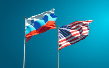 Slovenya ve ABD 'nin güzel ulusal bayrakları gökyüzü arka planında birlikte. 3B sanat eseri konsepti. 