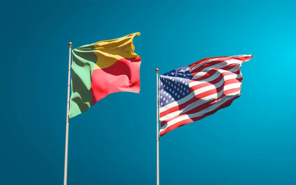 Vackra Nationella Flaggor Usa Och Benin Tillsammans Himlen Bakgrund Konstverkskoncept — Stockfoto
