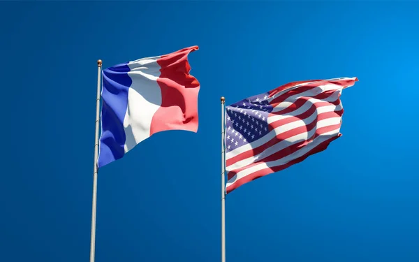 아름다운 프랑스와 미국의 국기가 하늘을 배경으로 있습니다 — 스톡 사진