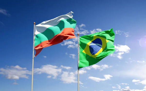 아름다운 국가의 깃발인 브라질과 불가리아가 하늘을 배경으로 — 스톡 사진