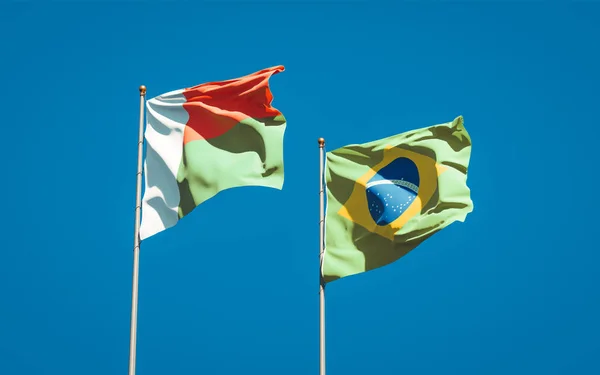 Hermosas Banderas Estatales Nacionales Madagascar Brasil Juntas Fondo Del Cielo —  Fotos de Stock