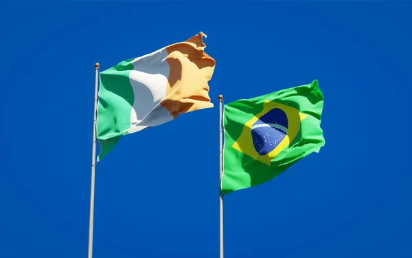 아일랜드와 브라질의 아름다운 깃발들이 하늘을 배경으로 — 스톡 사진