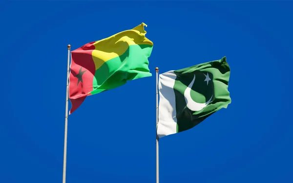 Красивые Национальные Государственные Флаги Пакистана Гвинеи Бисау Вместе Фоне Неба — стоковое фото