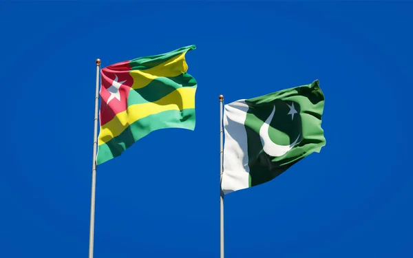 Hermosas Banderas Estatales Nacionales Togo Pakistán Juntas Fondo Del Cielo —  Fotos de Stock