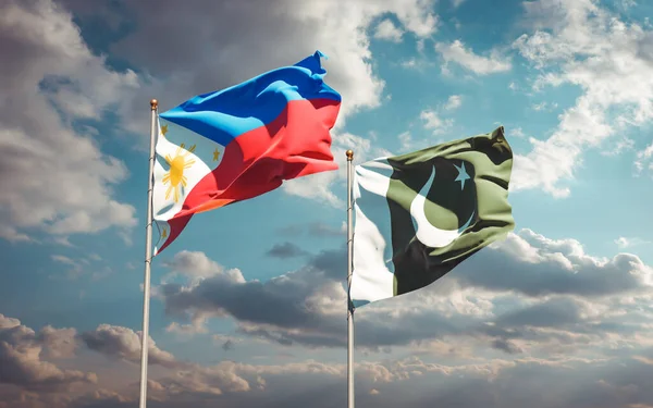 아름다운 필리핀과 파키스탄의 국기들이 하늘을 배경으로 있습니다 — 스톡 사진