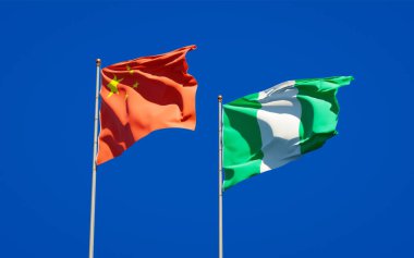 Nijerya ve Çin 'in güzel ulusal bayrakları gökyüzü arka planında birlikte. 3B sanat eseri konsepti. 