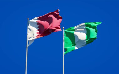 Gökyüzü arka planında Katar ve Nijerya 'nın güzel ulusal bayrakları birlikte. 3B sanat eseri konsepti. 