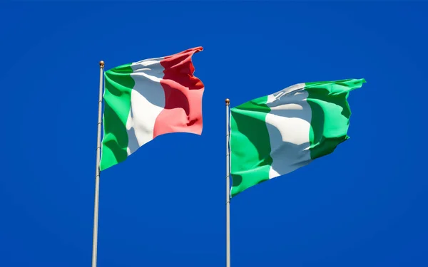 Hermosas Banderas Estatales Nacionales Italia Nigeria Juntas Fondo Del Cielo —  Fotos de Stock