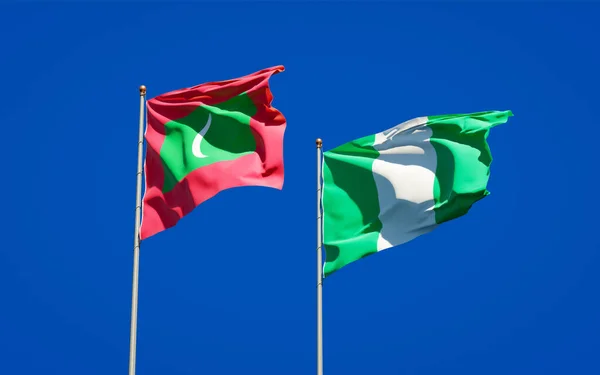 Gökyüzü Arka Planında Maldivler Nijerya Nın Güzel Ulusal Bayrakları Birlikte — Stok fotoğraf