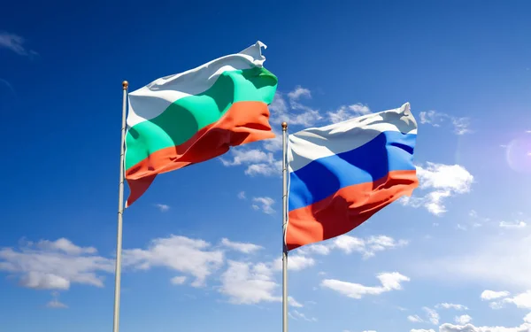 러시아와 불가리아의 아름다운 깃발들이 하늘을 배경으로 있습니다 — 스톡 사진