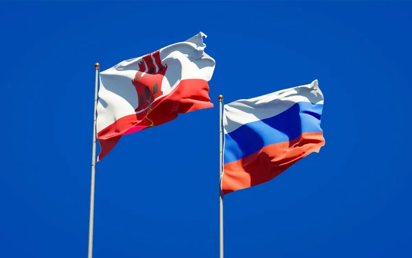 지브롤터와 러시아의 아름다운 깃발들이 하늘을 배경으로 — 스톡 사진