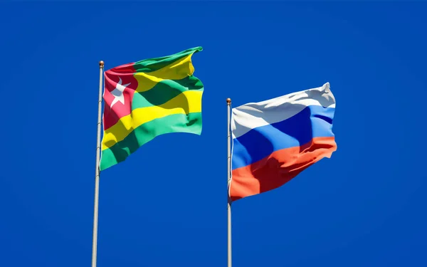 Belas Bandeiras Estatais Nacionais Togo Rússia Juntas Fundo Céu Conceito — Fotografia de Stock