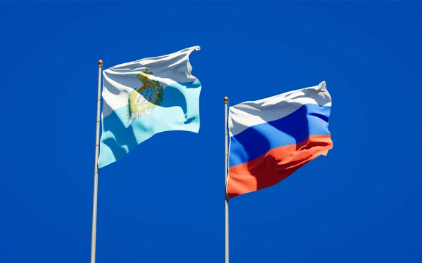 아름다운 깃발인 산마리노와 러시아가 하늘을 배경으로 — 스톡 사진