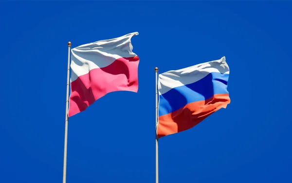 아름다운 폴란드와 러시아 국가의 국기가 하늘을 배경으로 있습니다 — 스톡 사진