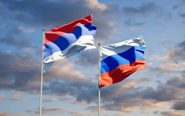 Vackra Nationalstatliga Flaggor Republika Srpska Och Ryssland Tillsammans Himlen Bakgrund — Stockfoto