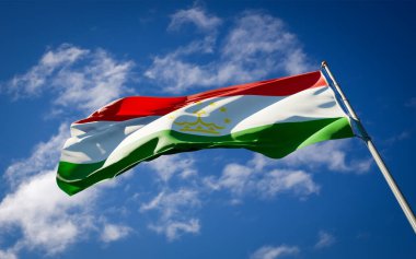 Tacikistan 'ın güzel ulusal bayrağı arka planda dalgalanıyor. Düşük açılı yakın plan Tacikistan bayrağı 3D sanat eseri.