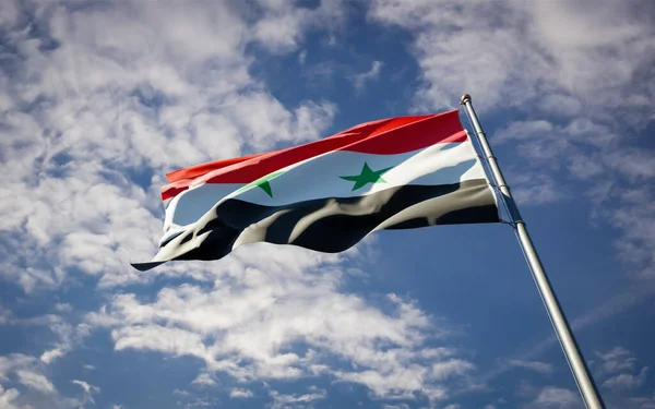 Vacker Nationalstatsflagga Syrien Fladdrar Himlen Bakgrund Låg Vinkel Närbild Syrien — Stockfoto