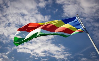 Gökyüzünde dalgalanan Seyşeller 'in güzel ulusal bayrağı. Düşük açılı Seyşeller bayrak 3D sanat eseri.