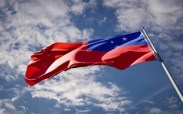 Piękna Narodowa Flaga Samoa Trzepocząca Tle Nieba Niski Kąt Zbliżenie — Zdjęcie stockowe