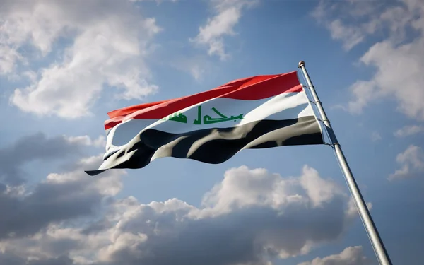 美丽的伊拉克国旗在天空背景下飘扬 低角特写伊拉克标志3D艺术品 — 图库照片