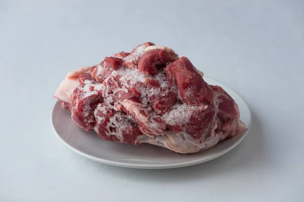 Замороженное Красное Мясо Ягненка Лежит Белой Тарелке Качестве Ингредиента — стоковое фото