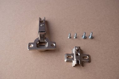 Bir mobilya ve mutfak dolabının menteşeleri kartonda.