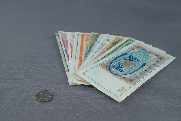 Sergei Mavrodi yüzü ve bozuk parayla MMMM finansal piramidinin faturaları.