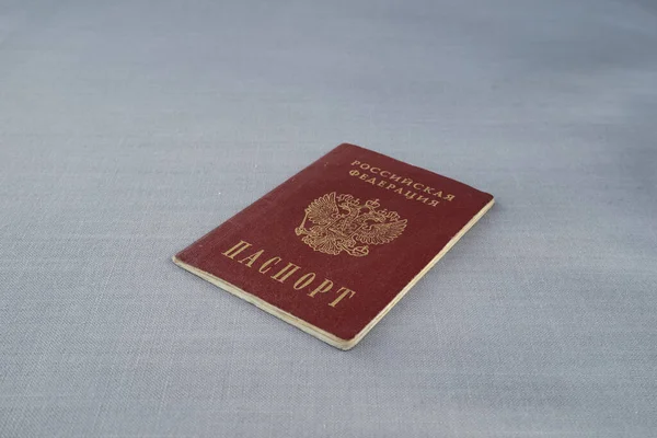 Eski Rus pasaportu yakın plan bir masada duruyor.